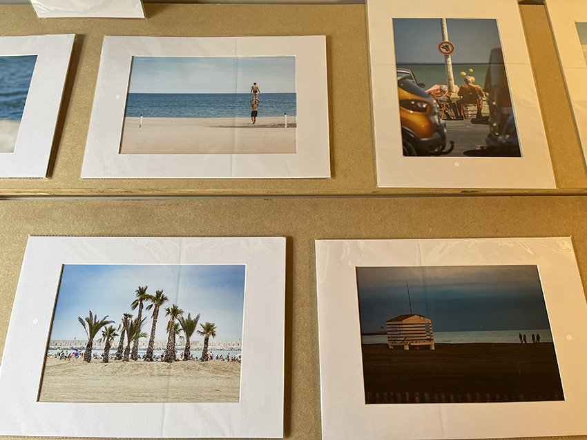 Exposition des photographies de Claude Lecante. Série souvenir(s) de plage(s) et vide de rien. Montreuil, artwork. Souvenir(s) de plage(s) est une série de photographies de Claude Lecante ou clecantephotography. Parfois comparé à Martin Parr ou Massimo Vitali, on peut parfois aussi y voir du Pascal Thomas. Cette série montre un côté sociétal du besoin des vacances à la mer toute classe sociale confondue.
Souvenir(s) de plage(s) : Théâtre de la société. #italia #italy #occitanie #portlanouvelle #leucate #genova #genes #narbonneplage #lehavre #toulon #monterosso #manarola