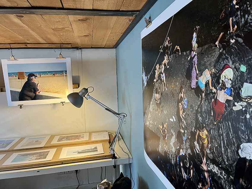 Souvenir(s) de plage(s) est une série de photographies de Claude Lecante ou clecantephotography. Parfois comparé à Martin Parr ou Massimo Vitali, on peut parfois aussi y voir du Pascal Thomas. Cette série montre un côté sociétal du besoin des vacances à la mer toute classe sociale confondue.
Souvenir(s) de plage(s) : Théâtre de la société. #italia #italy #occitanie #portlanouvelle #leucate #genova #genes #narbonneplage #lehavre #toulon #monterosso #manarola