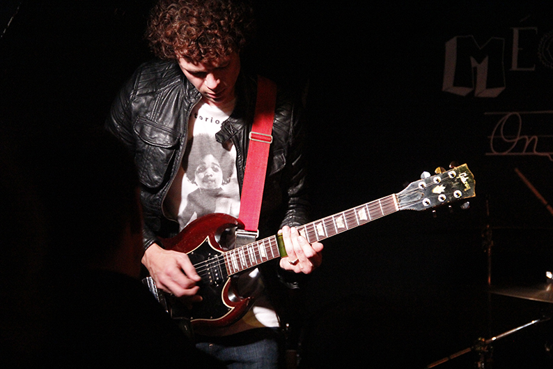 Bloody hollies avec son chanteur Wesley Doyle en concert à la Mécanique Ondulatoire à Paris. Concert de punk rock influencé par Motorhead, ac/dc