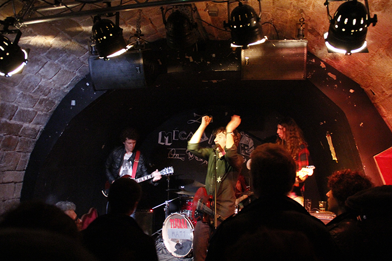 Bloody hollies avec son chanteur Wesley Doyle en concert à la Mécanique Ondulatoire à Paris. Concert de punk rock influencé par Motorhead, ac/dc