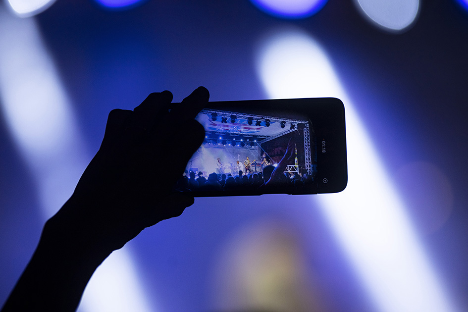 i phone, Concert des Barbeaux à Béziers pendant les férias, rock catalan, bordel on est vivant, photographies Claude Lecante ou clecantephotography