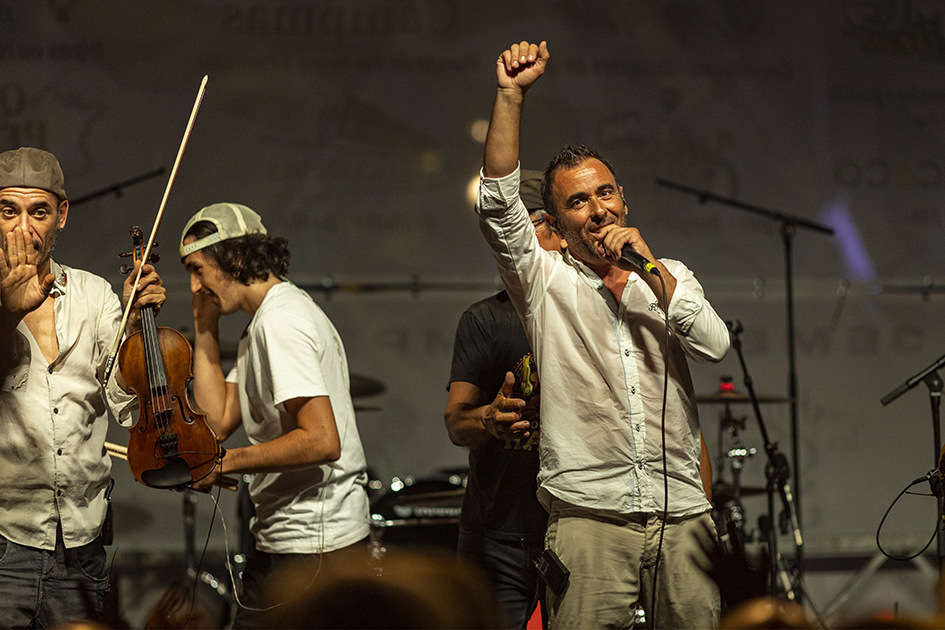 Concert des Barbeaux à Béziers pendant les férias, rock catalan, bordel on est vivant, photographies Claude Lecante ou clecantephotography