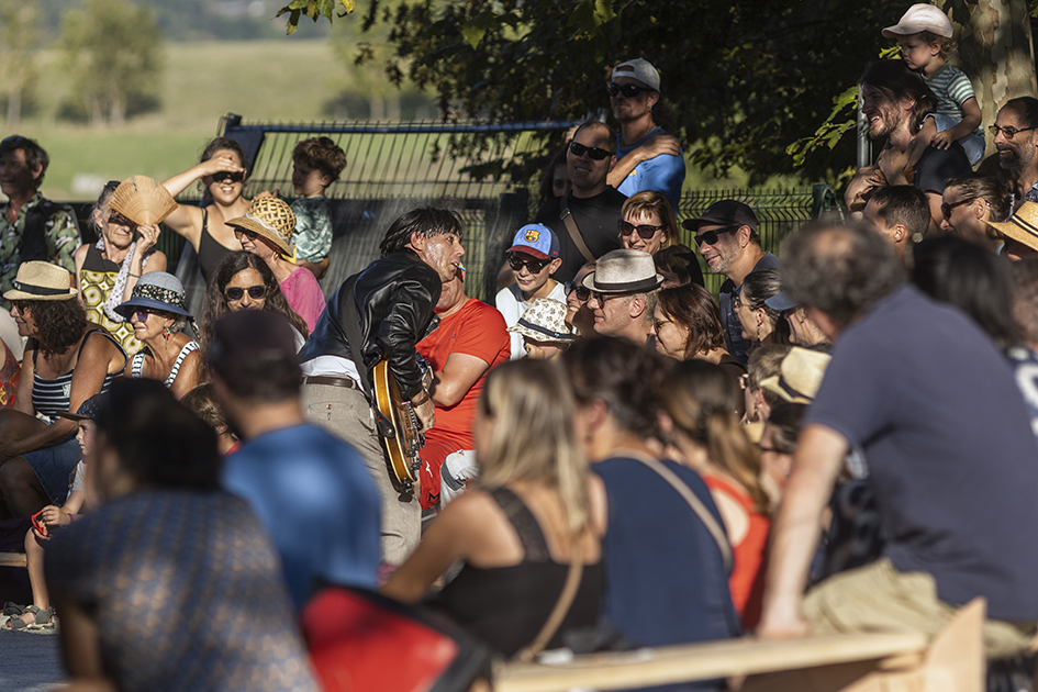 riezstival est un festival de théâtre de rues qui à lieu à Herbeys près de Grenoble. Plusieurs spectacles comme les Barbeaux, la bise à Madame, Fred Blin, De La Valette, agriclown, photographies de Claude Lecante allias clecantephotography, Mundo constrini