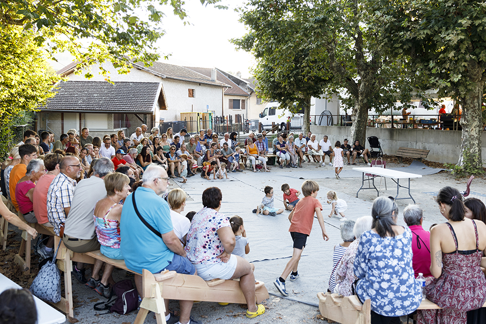 riezstival est un festival de théâtre de rues qui à lieu à Herbeys près de Grenoble. Plusieurs spectacles comme les Barbeaux, la bise à Madame, Fred Blin, De La Valette, agriclown, photographies de Claude Lecante allias clecantephotography, Mundo constrini