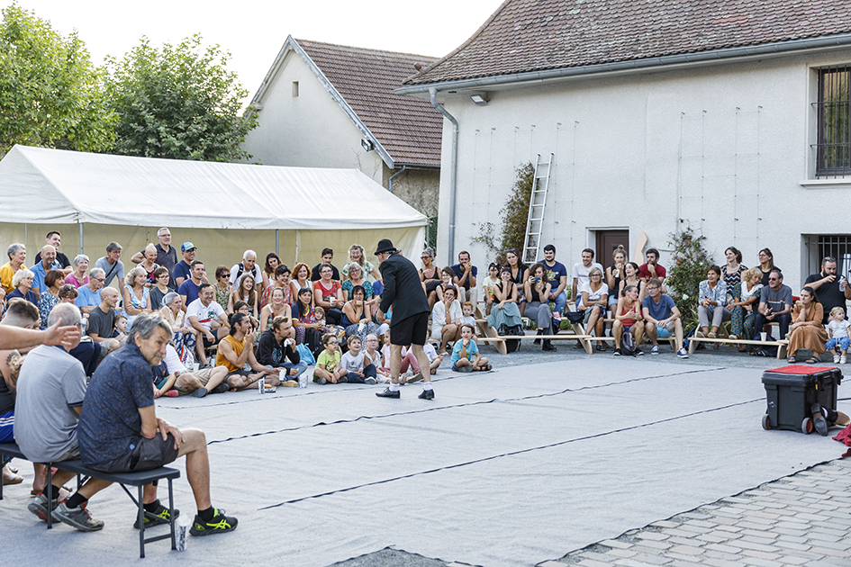 riezstival est un festival de théâtre de rues qui à lieu à Herbeys près de Grenoble. Plusieurs spectacles comme les Barbeaux, la bise à Madame, Fred Blin, De La Valette, agriclown, photographies de Claude Lecante allias clecantephotography, Mundo constrini