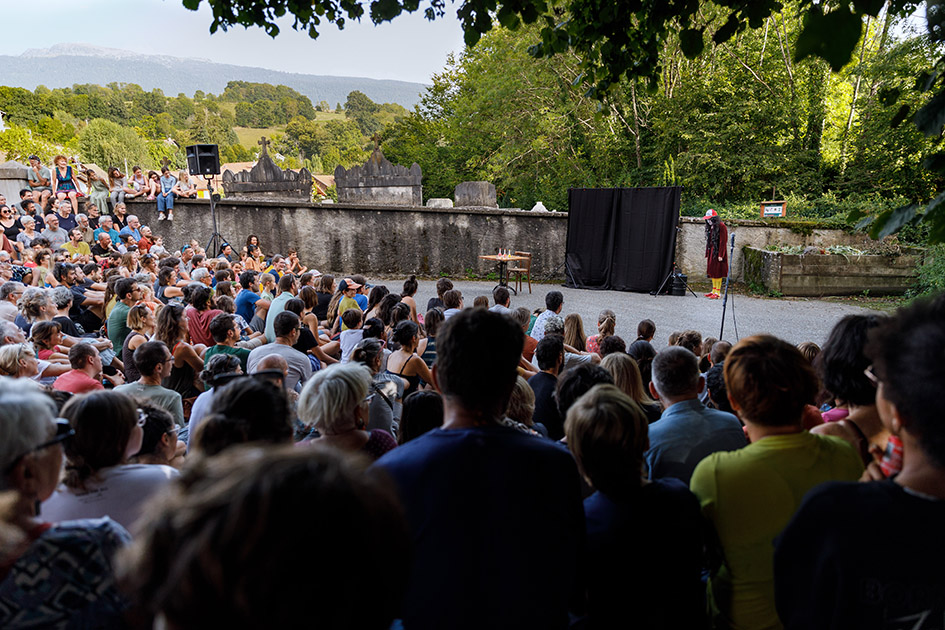 festival de spectacles de rues à Herbeys, le riezstival accueille Fred Blin. Reportage photographique de Claude Lecante ou clecantephotography Festival près de Grenoble. graphisme affiche et programme Claude Lecante