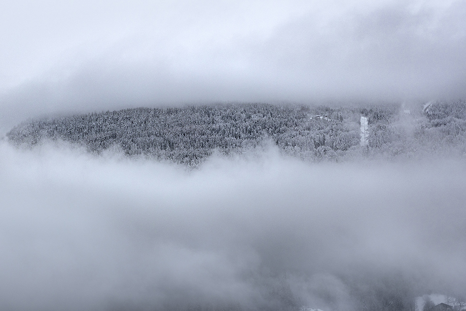 Photographie d'un paysage de montagne à Tignes enneigé avec des nuages, clecantephotography