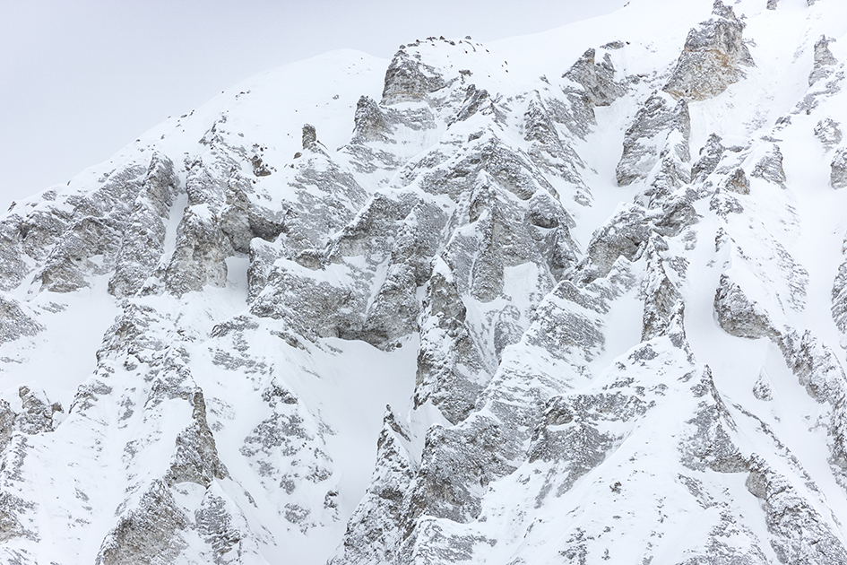 Photographie d'un paysage de montagne à Tignes enneigé avec des nuages, clecantephotography