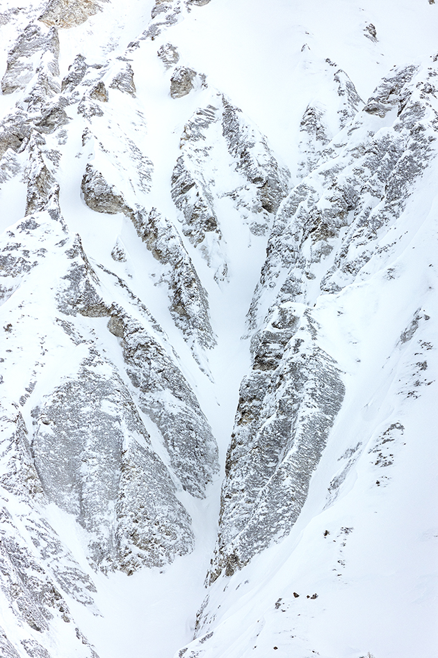 Photographie d'un paysage de montagne à Tignes enneigé avec des nuages, clecantephotography