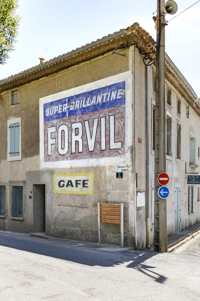 Série de photographies relevant de vieilles boutiques ou devantures de magasins encore ouverts ou fermés. Travail sur le changement de consommations dans les villes et villages et des commerces de proximité. Travail d'une photographie dite sociale de ce qui est amené à certainement disparaitre dans le futur. #depardon #doisneau #derien #claudelecante #clecantephotography #socialphotography #streetphotography #pezenas
