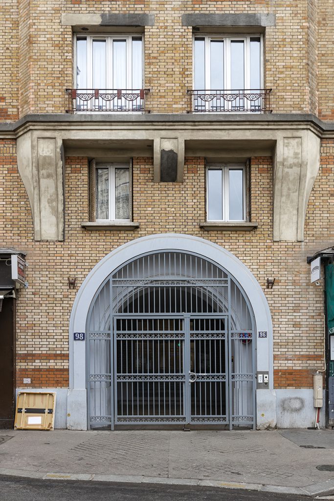 Série de photographies relevant des bâtiments anthropomorphiques . Travail sur le changement de consommations dans les villes et villages et des commerces de proximité. Travail d'une photographie dite sociale de ce qui est amené à certainement disparaitre dans le futur. #depardon #doisneau #derien #claudelecante #clecantephotography #socialphotography #streetphotography #pezenas #paris