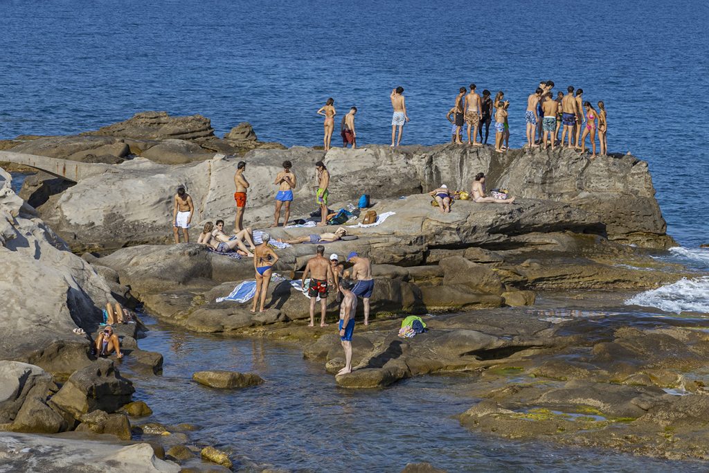 Bordighera ses plages, son soleil et sa plage colorée. Photographie de Claude Lecante référence de clecantephotography à Massimo Vitali #massimovitali #clecantephotography #bordighera #italy #italia #italyphotography