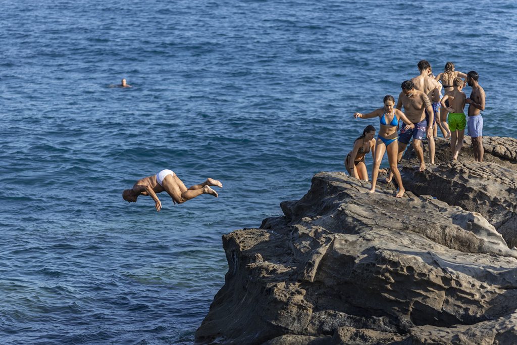 Bordighera ses plages, son soleil et sa plage colorée. Photographie de Claude Lecante référence de clecantephotography à Massimo Vitali #massimovitali #clecantephotography #bordighera #italy #italia #italyphotography