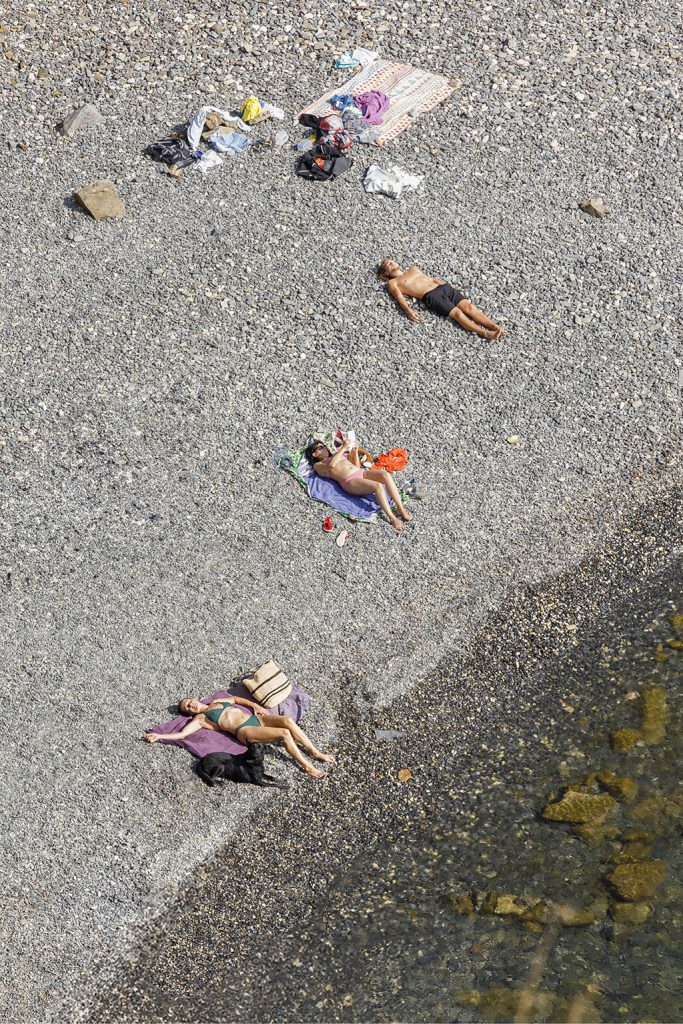 Photographies de Claude Lecante réalisées durant ses pérégrinations balnéaires en France, Italie, Espagne. Photographie d'une crique avec des estivants profitant du calme sur la plage de cailloux.
#occitanie #cerbere