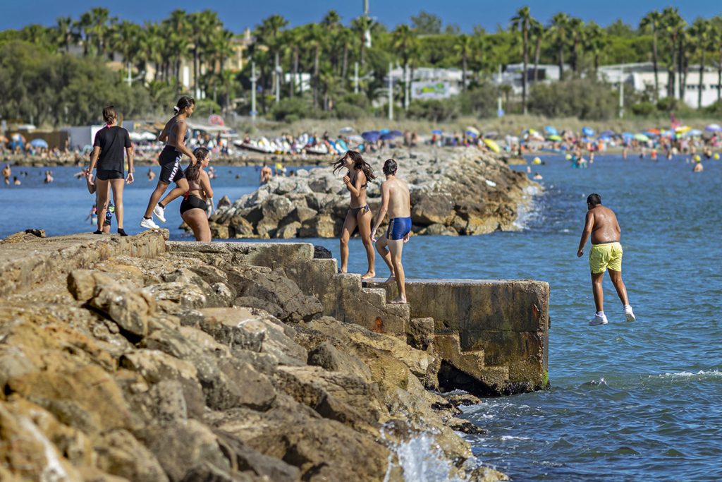 Photographies de Claude Lecante réalisées durant ses pérégrinations balnéaires en France, Italie, Espagne. La plage, un lieu sociétal vide l'hiver, remplie l'été à Palavas. #palavas #occitanie #streetphotography #clecantephotography