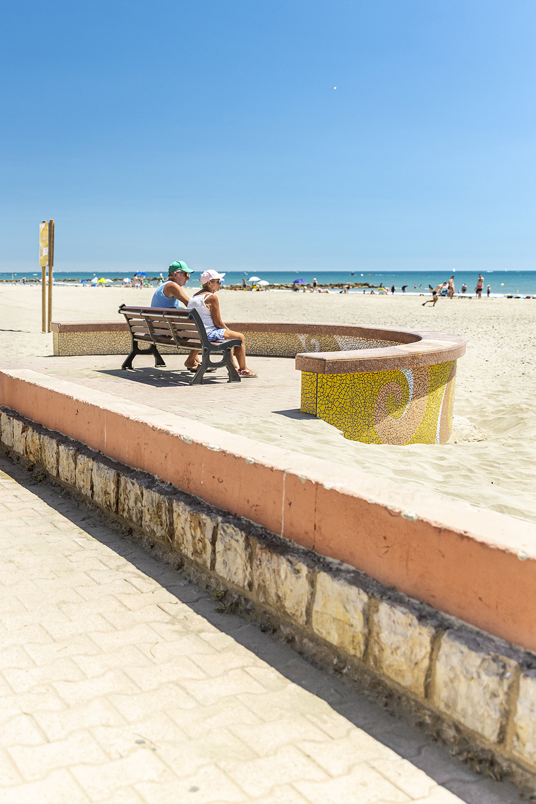 Photographies de Claude Lecante réalisées durant ses pérégrinations balnéaires en France, Italie, Espagne. La plage, un lieu sociétal vide l'hiver, remplie l'été à Palavas. #palavas #occitanie #streetphotography #clecantephotography