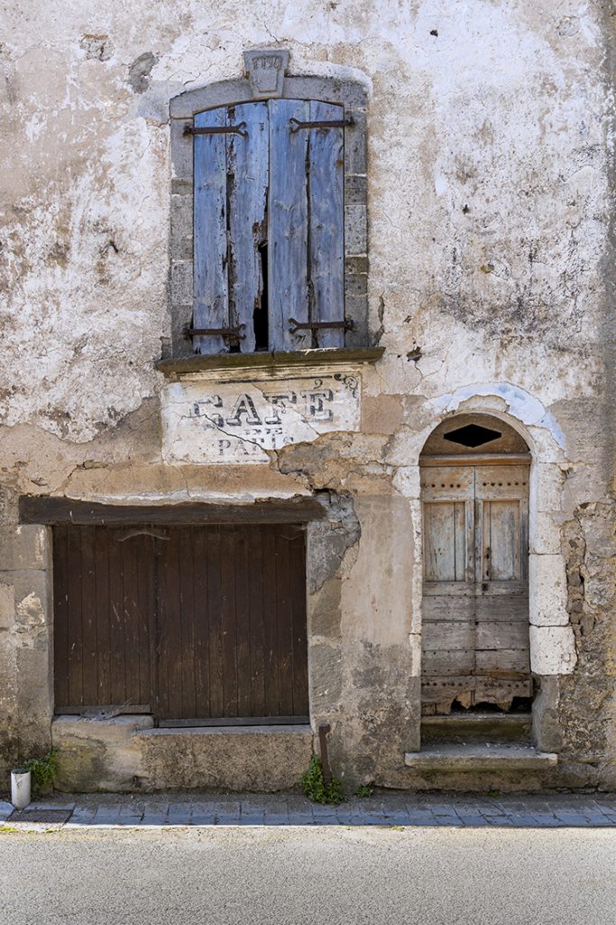 Ancien café à La Vacquerie.