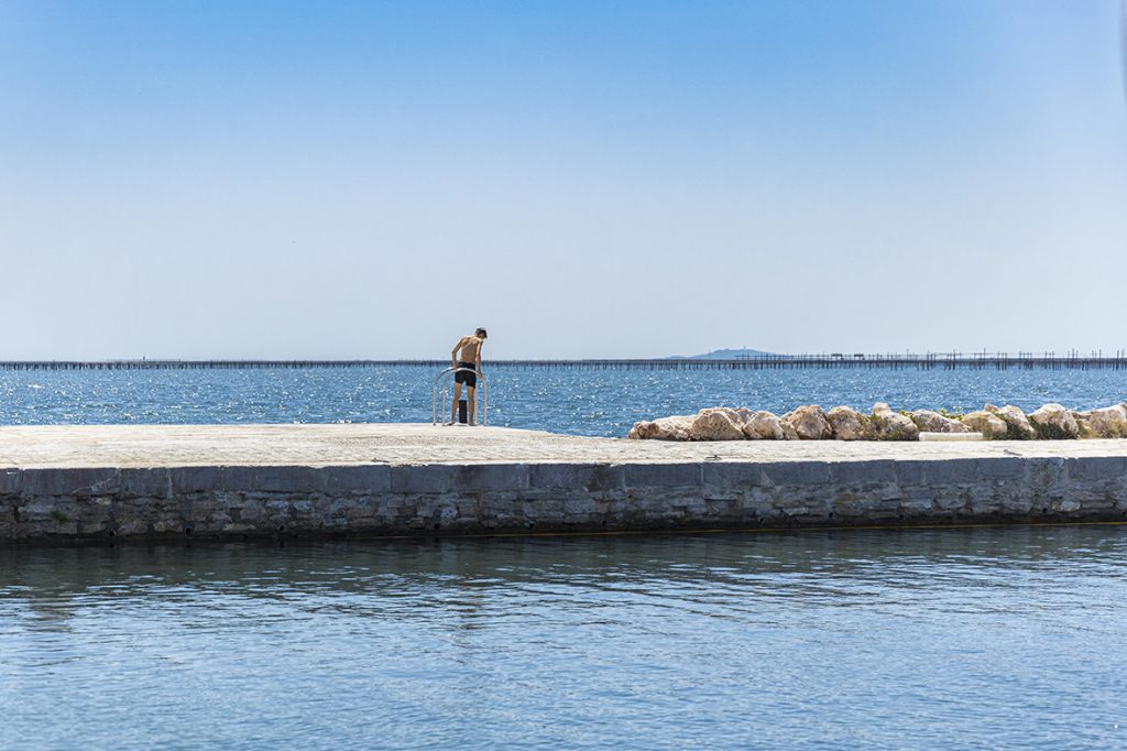 Photographies de Claude Lecante réalisées durant ses pérégrinations balnéaires en France, Italie, Espagne. La plage, un lieu sociétal vide l'hiver, remplie l'été à Mèze. #meze #occitanie #sete #streetphotography #clecantephotography
