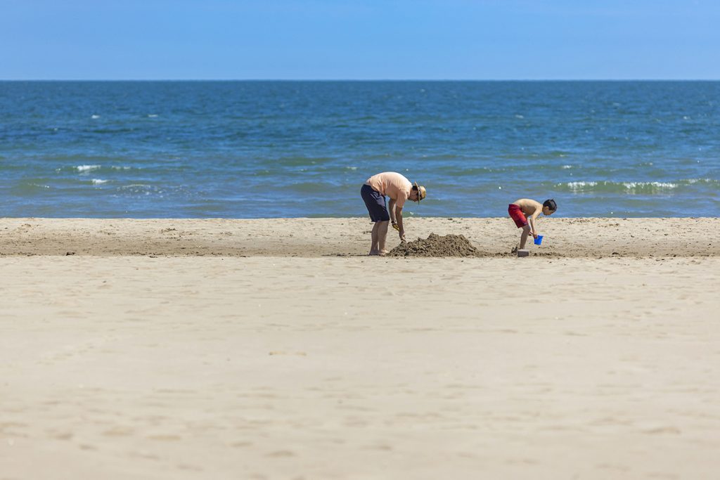 des petits trous, des petits trous, encore des petits trous.
Photographie réalisée Narbonne plage par Claude Lecante.
#clecantephotography
#occitanie