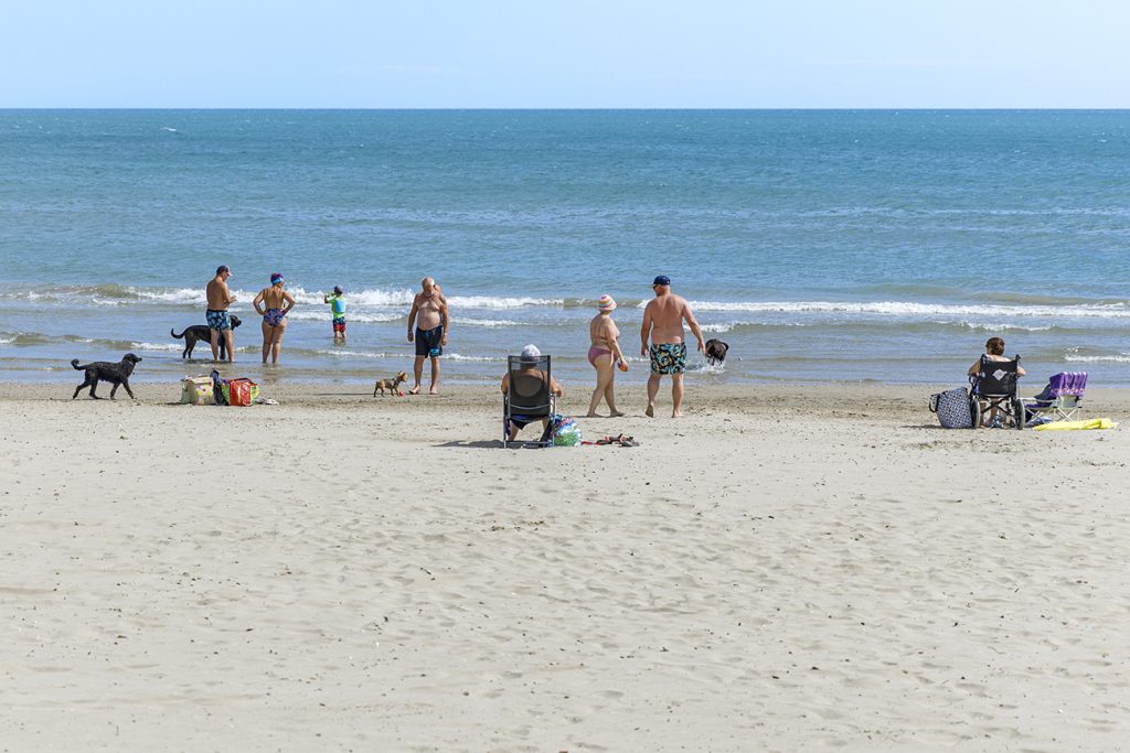 Photographies de Claude Lecante réalisées durant ses pérégrinations balnéaires en France, Italie, Espagne. La plage, un lieu sociétal vide l'hiver, remplie l'été.