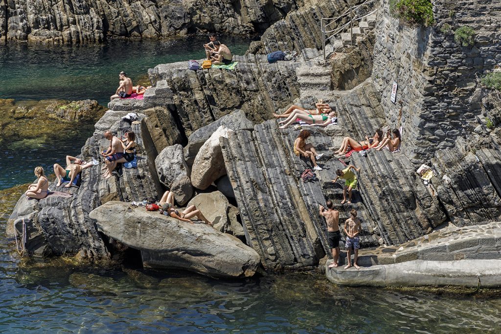 Riomaggiore petit village perché, ses plages, son soleil et ses couleurs. Photographie de Claude Lecante référence de clecantephotography à Massimo Vitali #massimovitali #clecantephotography #cinqueterre #riomaggiore #italy #italia