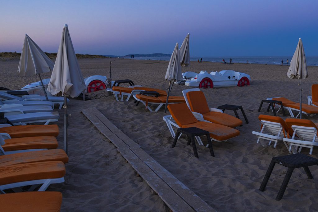 Photographies de Claude Lecante réalisées durant ses pérégrinations balnéaires en France, Italie, Espagne. La plage, un lieu sociétal vide l'hiver, remplie l'été à Sète. #sete #occitanie
