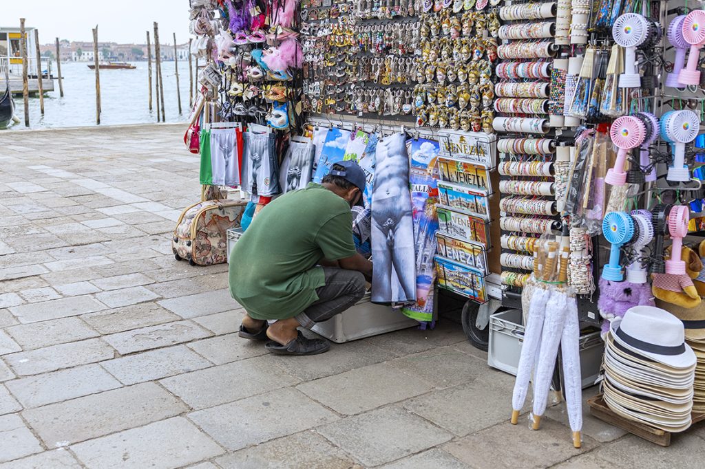Marchand de Venise. Sculpture de David. Photographie de Claude Lecante référence de clecantephotography à Massimo Vitali #massimovitali #clecantephotography #venise #italy #italia #italyphotography