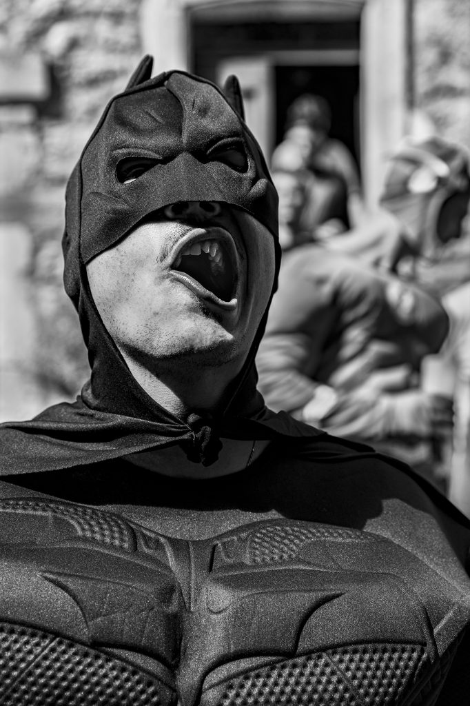 Batman revisited. Série de photographies de Batman version aubade. Suivi durant les pérégrinations de Batman avec Robin à travers un road trip dans le Larzac. Galerie éphémère de photographies en noir et blanc réalisées par Claude Lecante. #batman @batman #dccomics