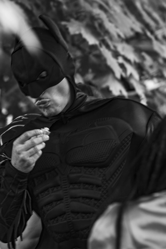 Batman revisited. Série de photographies de Batman version aubade. Suivi durant les pérégrinations de Batman avec Robin à travers un road trip dans le Larzac. Galerie éphémère de photographies en noir et blanc réalisées par Claude Lecante. #batman @batman #dccomics
