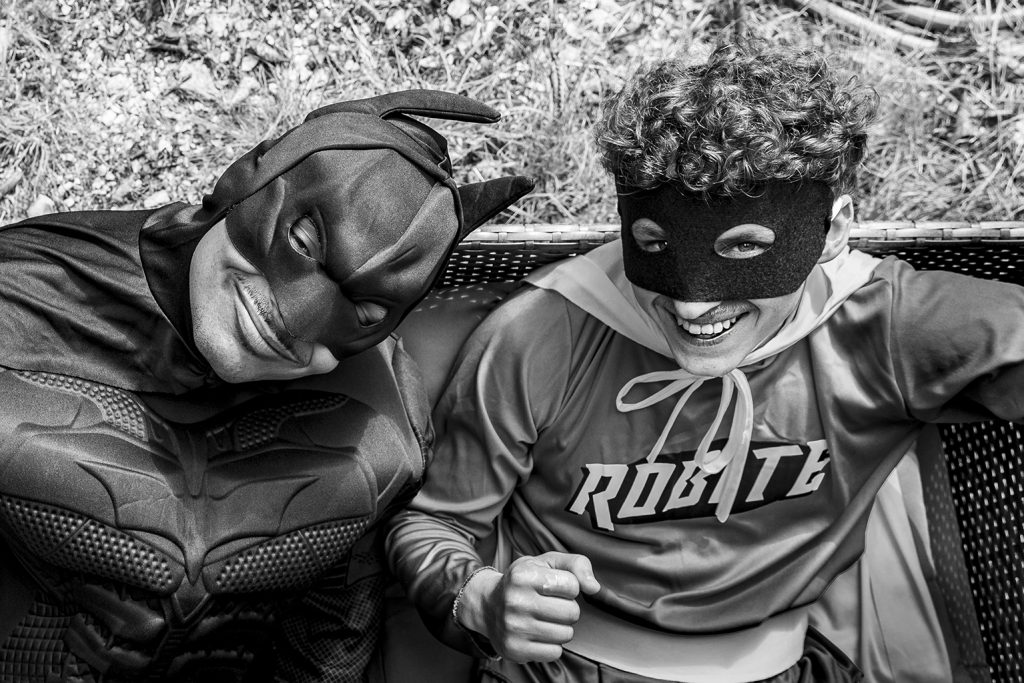 Batman revisited. Série de photographies de Batman version aubade. Suivi durant les pérégrinations de Batman avec Robin à travers un road trip dans le Larzac. Galerie éphémère de photographies en noir et blanc réalisées par Claude Lecante. #batman @batman