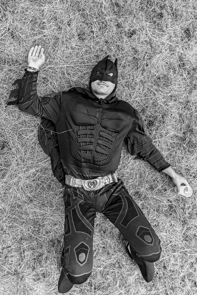 Batman revisited. Série de photographies de Batman version aubade. Suivi durant les pérégrinations de Batman avec Robin à travers un road trip dans le Larzac. Galerie éphémère de photographies en noir et blanc réalisées par Claude Lecante. #batman @batman #dccomics