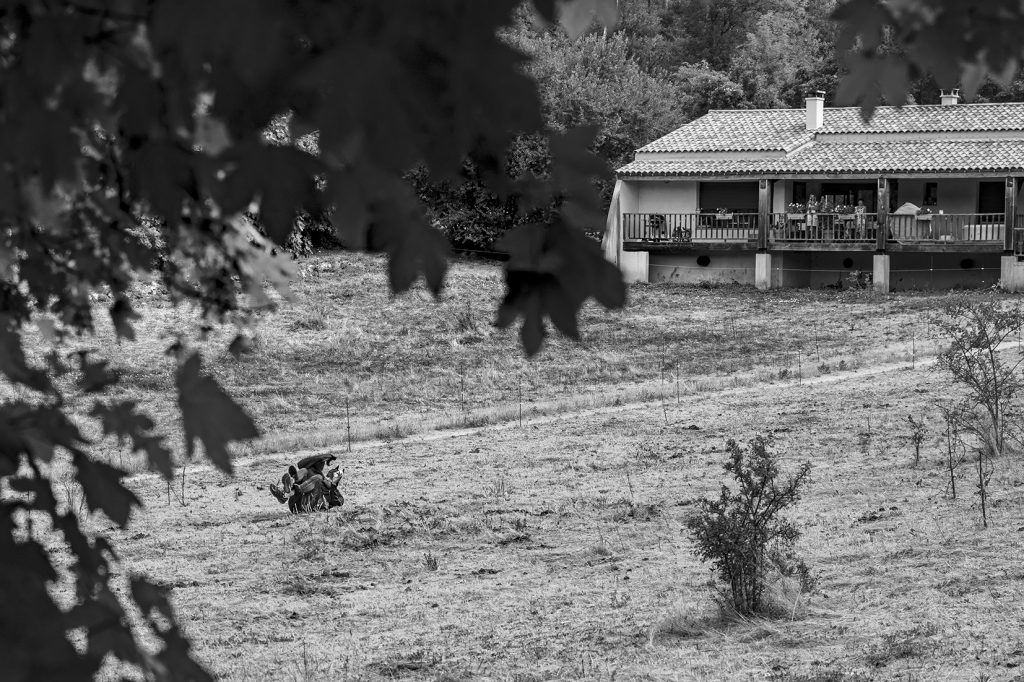 Batman revisited. Série de photographies de Batman version aubade. Suivi durant les pérégrinations de Batman avec Robin à travers un road trip dans le Larzac. Galerie éphémère de photographies en noir et blanc réalisées par Claude Lecante. #batman @batman #dccomics