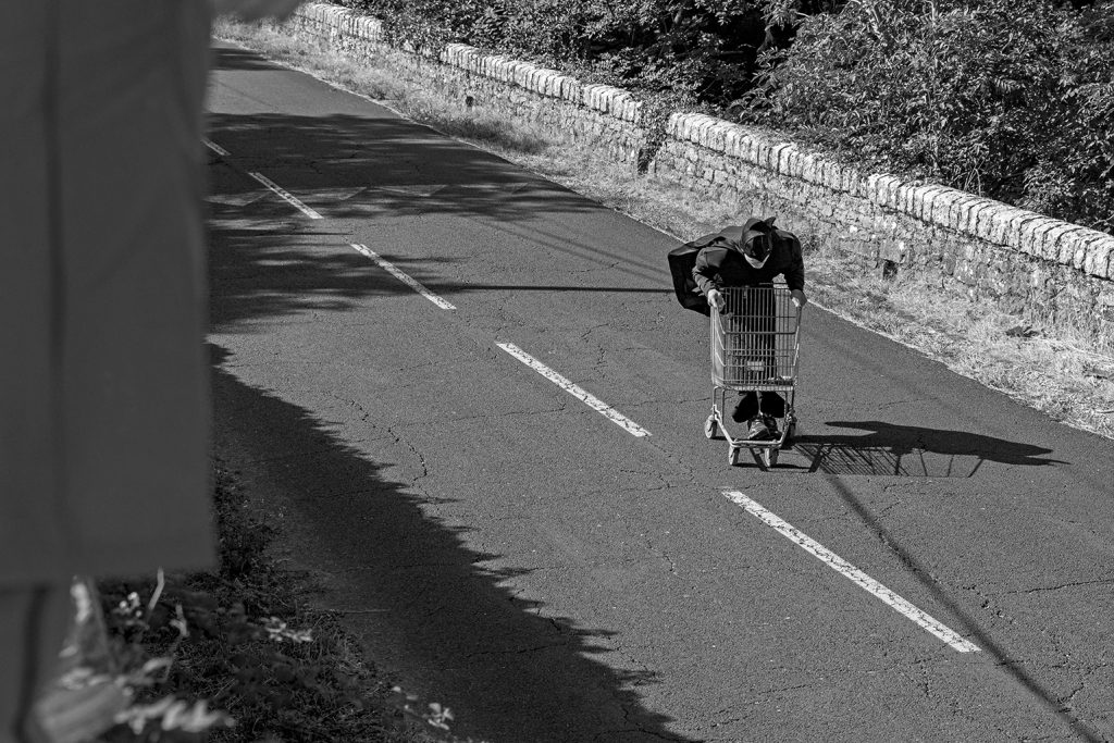 Batman revisited. Série de photographies de Batman version aubade. Suivi durant les pérégrinations de Batman avec Robin à travers un road trip dans le Larzac. Galerie éphémère de photographies en noir et blanc réalisées par Claude Lecante. #batman @batman #dccomics