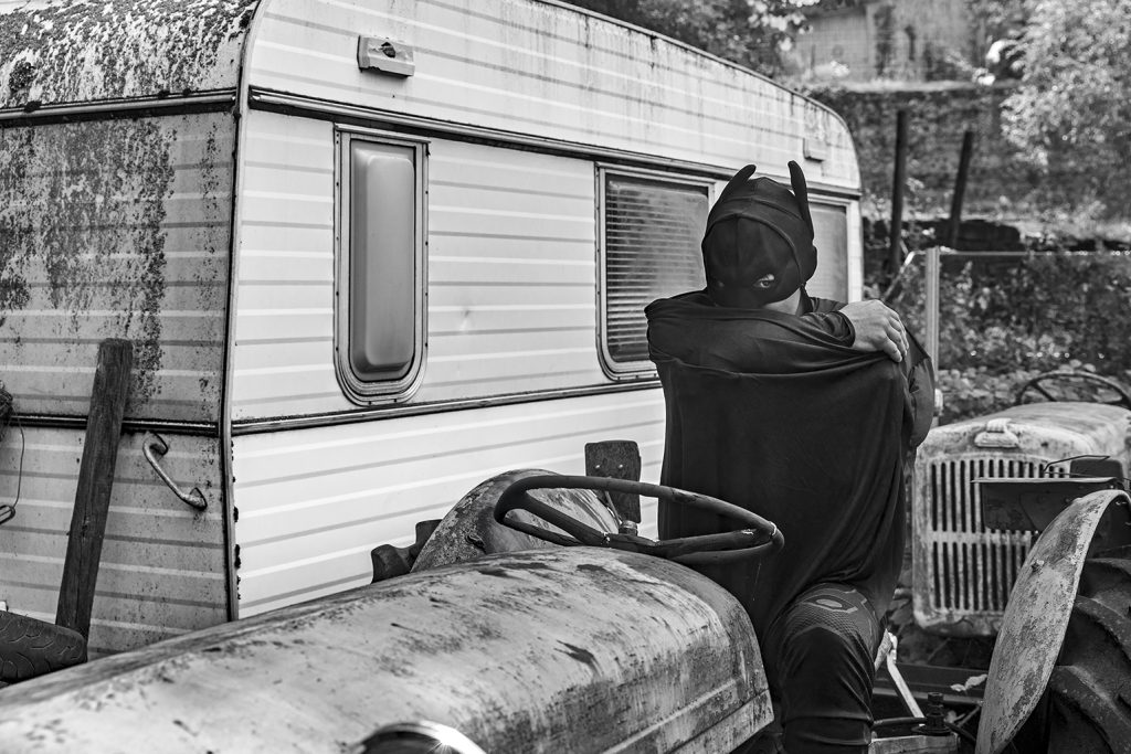 Batman revisited. Série de photographies de Batman version aubade. Suivi durant les pérégrinations de Batman avec Robin à travers un road trip dans le Larzac. Galerie éphémère de photographies en noir et blanc réalisées par Claude Lecante. #batman @batman #dccomics