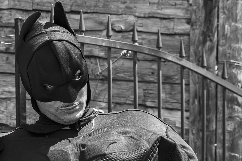 Batman revisited. Série de photographies de Batman version aubade. Suivi durant les pérégrinations de Batman avec Robin à travers un road trip dans le Larzac. Galerie éphémère de photographies en noir et blanc réalisées par Claude Lecante. #batman @batman #dccomics