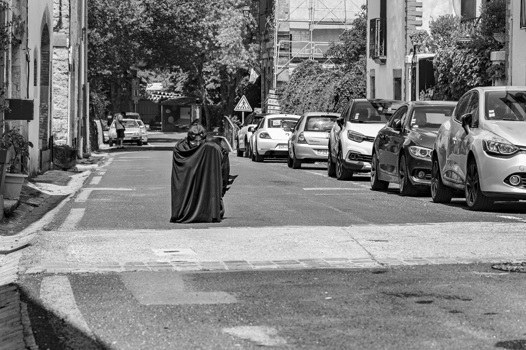 Batman revisited. Série de photographies de Batman version aubade. Suivi durant les pérégrinations de Batman avec Robin à travers un road trip dans le Larzac. Galerie éphémère de photographies en noir et blanc réalisées par Claude Lecante. #batman @batman @marvel #dccomics
