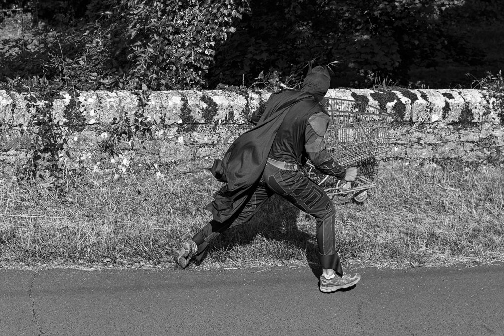Batman revisited. Série de photographies de Batman version aubade. Suivi durant les pérégrinations de Batman avec Robin à travers un road trip dans le Larzac. Galerie éphémère de photographies en noir et blanc réalisées par Claude Lecante. #batman @batman #dccomics