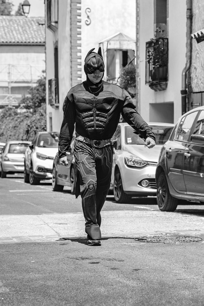 Batman revisited. Série de photographies de Batman version aubade. Suivi durant les pérégrinations de Batman avec Robin à travers un road trip dans le Larzac. Galerie éphémère de photographies en noir et blanc réalisées par Claude Lecante. #batman @batman