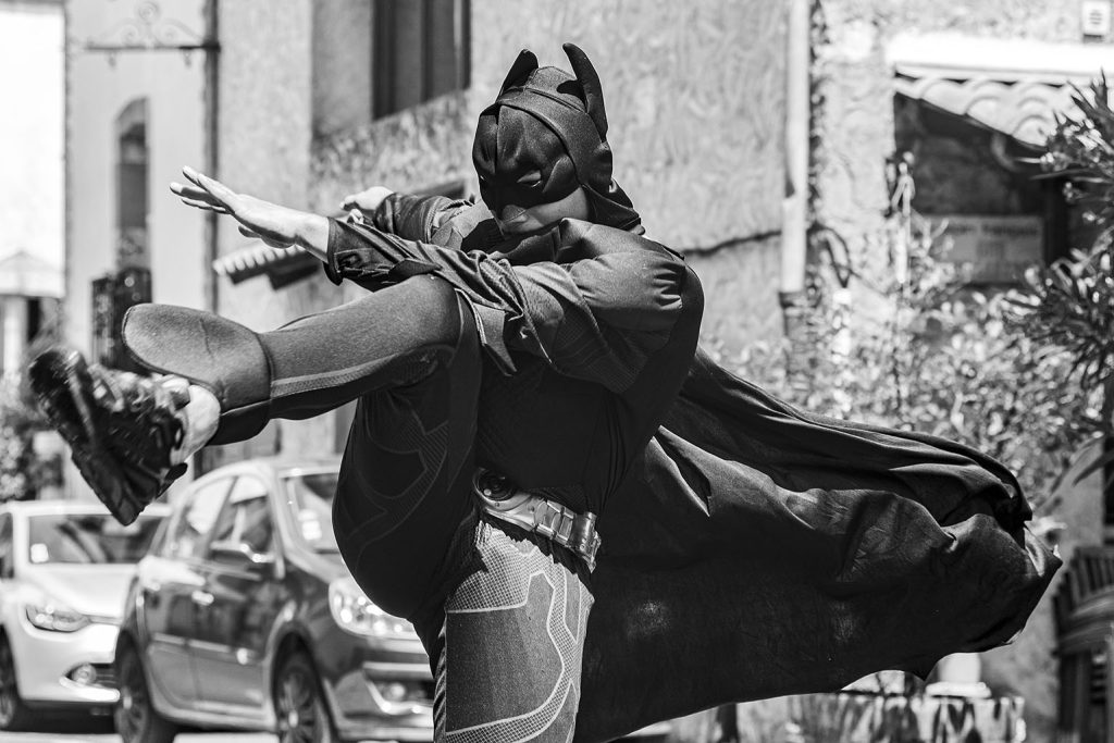 Batman revisited. Série de photographies de Batman version aubade. Suivi durant les pérégrinations de Batman avec Robin à travers un road trip dans le Larzac. Galerie éphémère de photographies en noir et blanc réalisées par Claude Lecante. #batman @batman