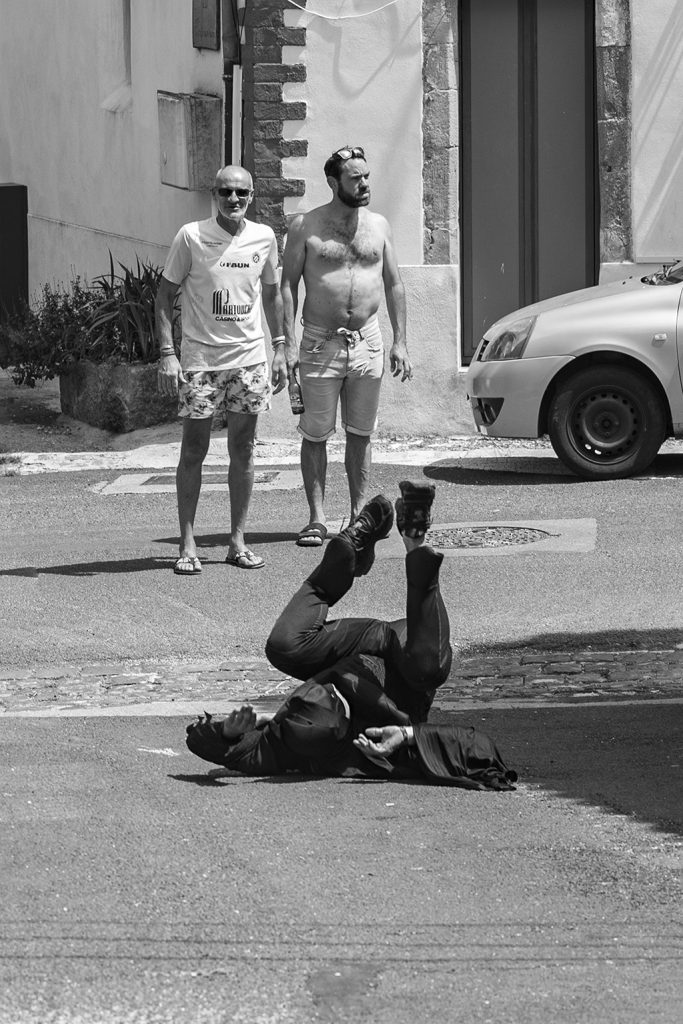 Batman revisited. Série de photographies de Batman version aubade. Suivi durant les pérégrinations de Batman avec Robin à travers un road trip dans le Larzac. Galerie éphémère de photographies en noir et blanc réalisées par Claude Lecante. #batman @batman