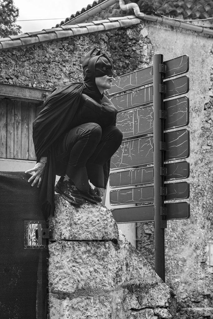 Batman revisited. Série de photographies de Batman version aubade. Suivi durant les pérégrinations de Batman avec Robin à travers un road trip dans le Larzac. Galerie éphémère de photographies en noir et blanc réalisées par Claude Lecante. #batman @batman