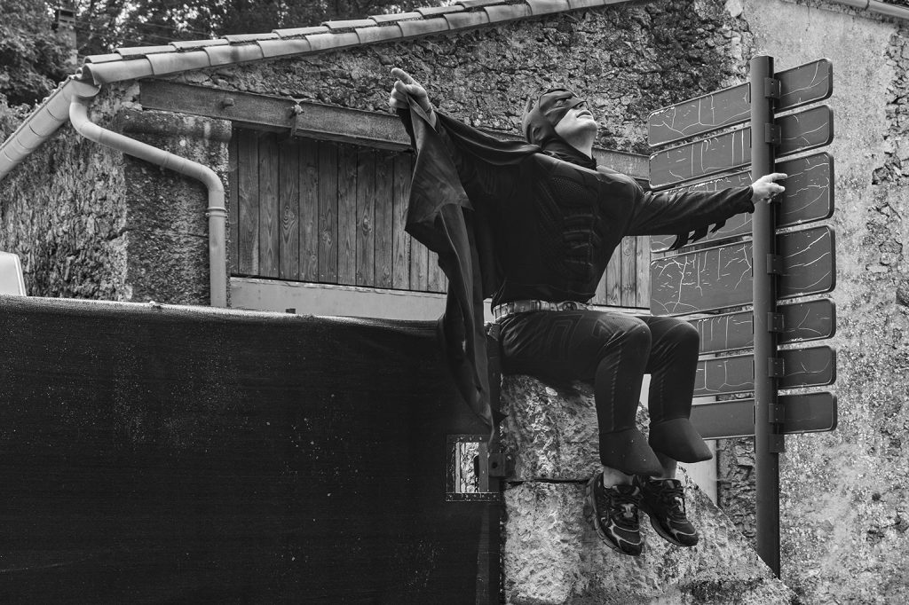 Batman revisited. Série de photographies de Batman version aubade. Suivi durant les pérégrinations de Batman avec Robin à travers un road trip dans le Larzac. Galerie éphémère de photographies en noir et blanc réalisées par Claude Lecante. #batman @batman