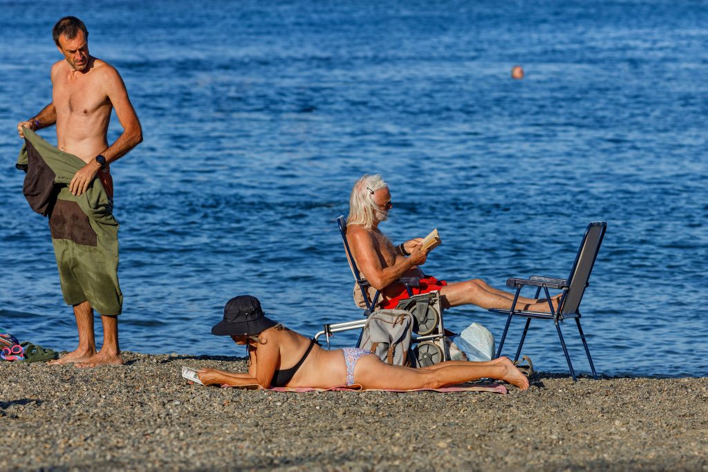 Photographies de Claude Lecante réalisées durant ses pérégrinations balnéaires en France, Italie, Espagne. La plage, un lieu sociétal vide l'hiver, remplie l'été. @streetphotography #streetphotography @martinparr #martinparr @massimovitali #massiovitali #clecantephotography #claudelecante @claudelecante #beach #playa