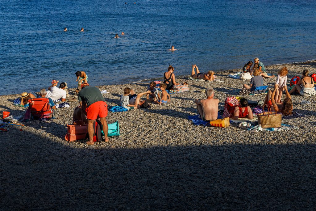 Photographies de Claude Lecante réalisées durant ses pérégrinations balnéaires en France, Italie, Espagne. La plage, un lieu sociétal vide l'hiver, remplie l'été. @streetphotography #streetphotography @martinparr #martinparr @massimovitali #massiovitali #clecantephotography #claudelecante @claudelecante #beach #playa