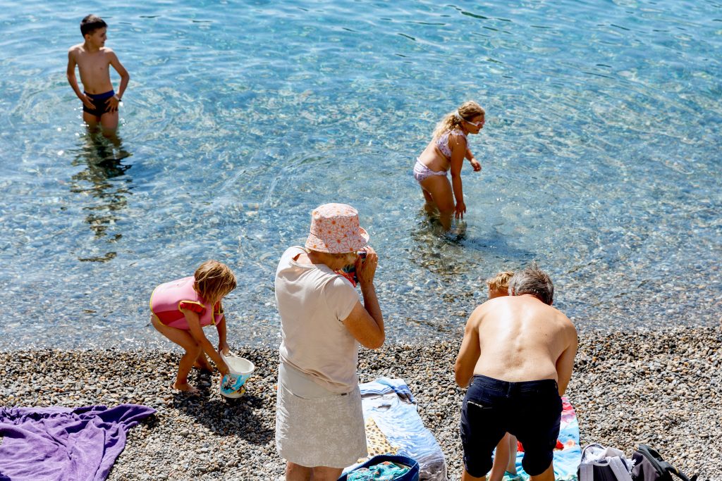 Photographies de Claude Lecante réalisées durant ses pérégrinations balnéaires en France, Italie, Espagne. La plage, un lieu sociétal vide l'hiver, remplie l'été. @streetphotography #streetphotography @martinparr #martinparr @massimovitali #massiovitali #clecantephotography #claudelecante @claudelecante #beach #playa
