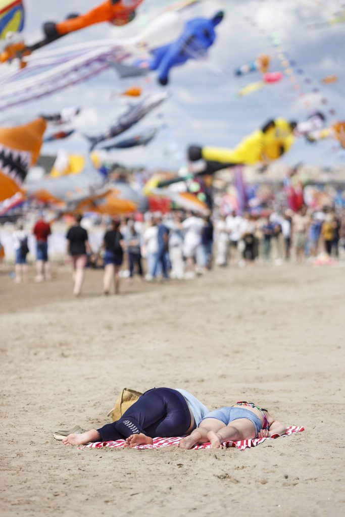 Photographies de Claude Lecante réalisées durant ses pérégrinations balnéaires en France, Italie, Espagne. La plage, un lieu sociétal vide l'hiver, remplie l'été. @streetphotography #streetphotography @martinparr #martinparr @massimovitali #massiovitali #clecantephotography #claudelecante @claudelecante #beach #playa