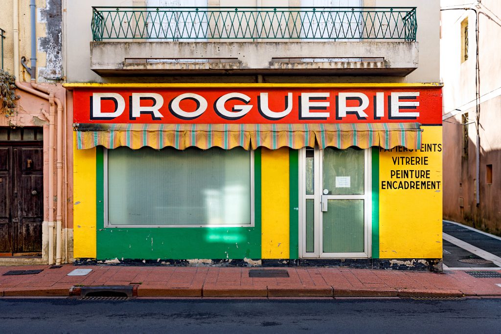 Série de photographies relevant de vieilles boutiques ou devantures de magasins encore ouverts ou fermés. Travail sur le changement de consommations dans les villes et villages et des commerces de proximité. Travail d'une photographie dite sociale de ce qui est amené à certainement disparaitre dans le futur. #depardon #doisneau #derien #claudelecante #clecantephotography #socialphotography #streetphotography