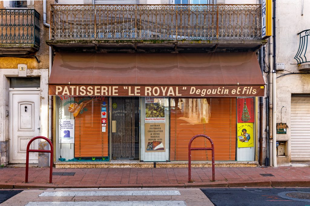 Série de photographies relevant de vieilles boutiques ou devantures de magasins encore ouverts ou fermés. Travail sur le changement de consommations dans les villes et villages et des commerces de proximité. Travail d'une photographie dite sociale de ce qui est amené à certainement disparaitre dans le futur. #depardon #doisneau #derien #claudelecante #clecantephotography #socialphotography #streetphotography