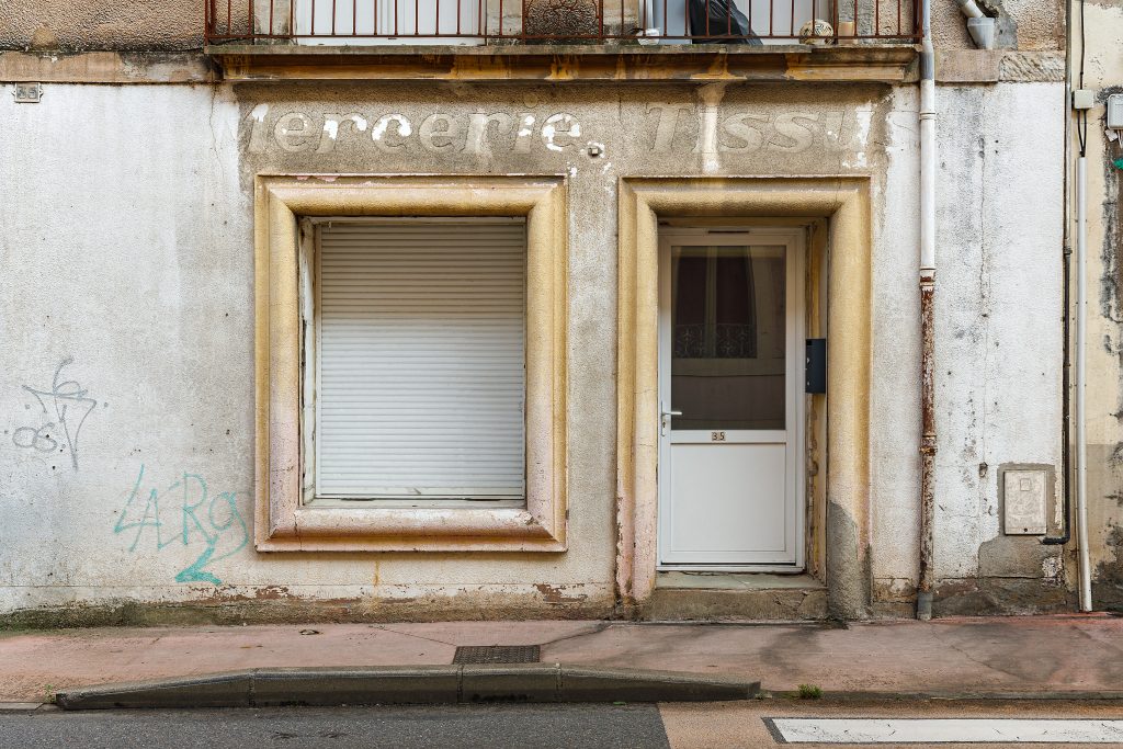 Série de photographies relevant de vieilles boutiques ou devantures de magasins encore ouverts ou fermés. Travail sur le changement de consommations dans les villes et villages et des commerces de proximité. Travail d'une photographie dite sociale de ce qui est amené à certainement disparaitre dans le futur. #depardon #doisneau #derien #claudelecante #clecantephotography #socialphotography #streetphotography