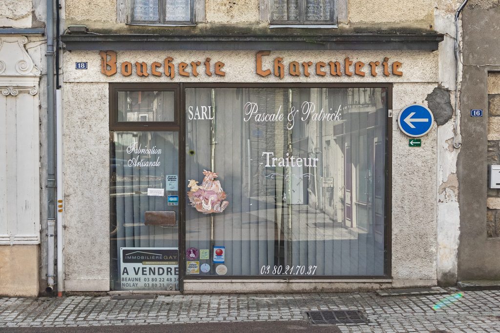 Série de photographies relevant de vieilles boutiques ou devantures de magasins encore ouverts ou fermés. Travail sur le changement de consommations dans les villes et villages et des commerces de proximité. Travail d'une photographie dite sociale de ce qui est amené à certainement disparaitre dans le futur. #depardon #doisneau #derien #claudelecante #clecantephotography #socialphotography #streetphotography